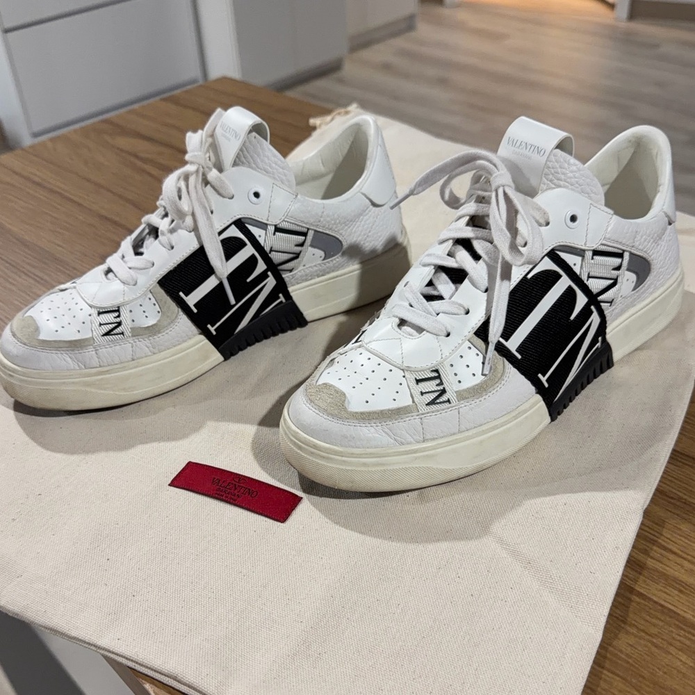 Valentino White and Black VL7N lace ups